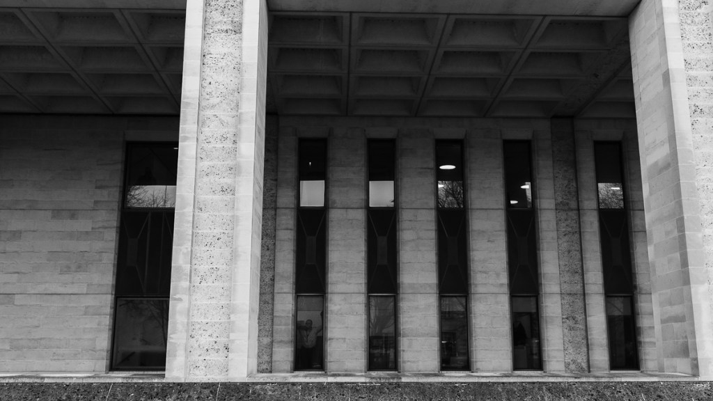 e n t o m b e d i n a c o n c r e t e w o r l&nbsp;d