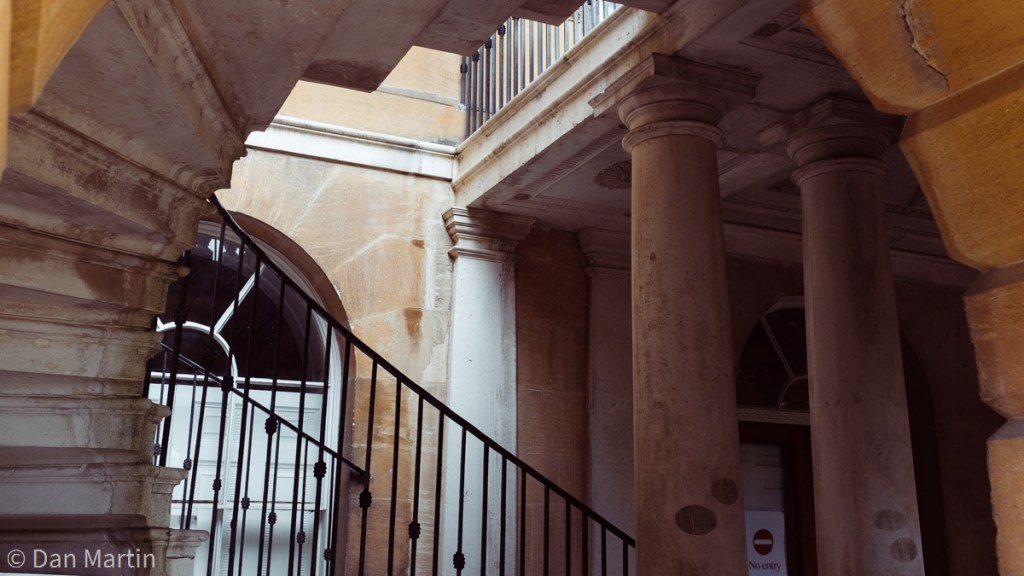 s u r r o u n&nbsp;d